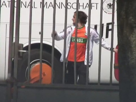 Euro 2012 : Un supporter Hollandais bloque le bus de l'équipe Allemande avec un antivol