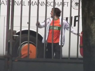 Euro 2012 : Un supporter Hollandais bloque le bus de l'équipe Allemande avec un antivol