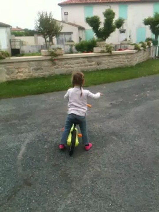 Lucie fait du vélo sans les roulettes