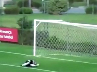 Gol genial desde 60 metros