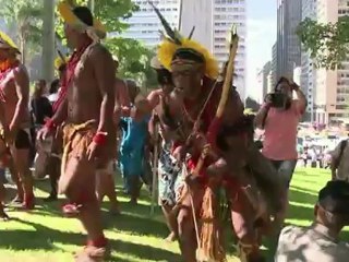 Les Indiens manifestent dans la city de Rio pour l'Amazonie