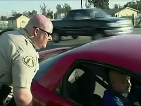 Un cycliste percuté par une voiture devant un policier