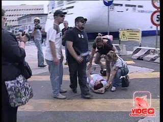 Napoli - Disoccupati si gettano in mare e bloccano traghetti (11.06.12)