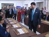 Anand disputa once partidas simultáneas, tras la conquista de su título mundial