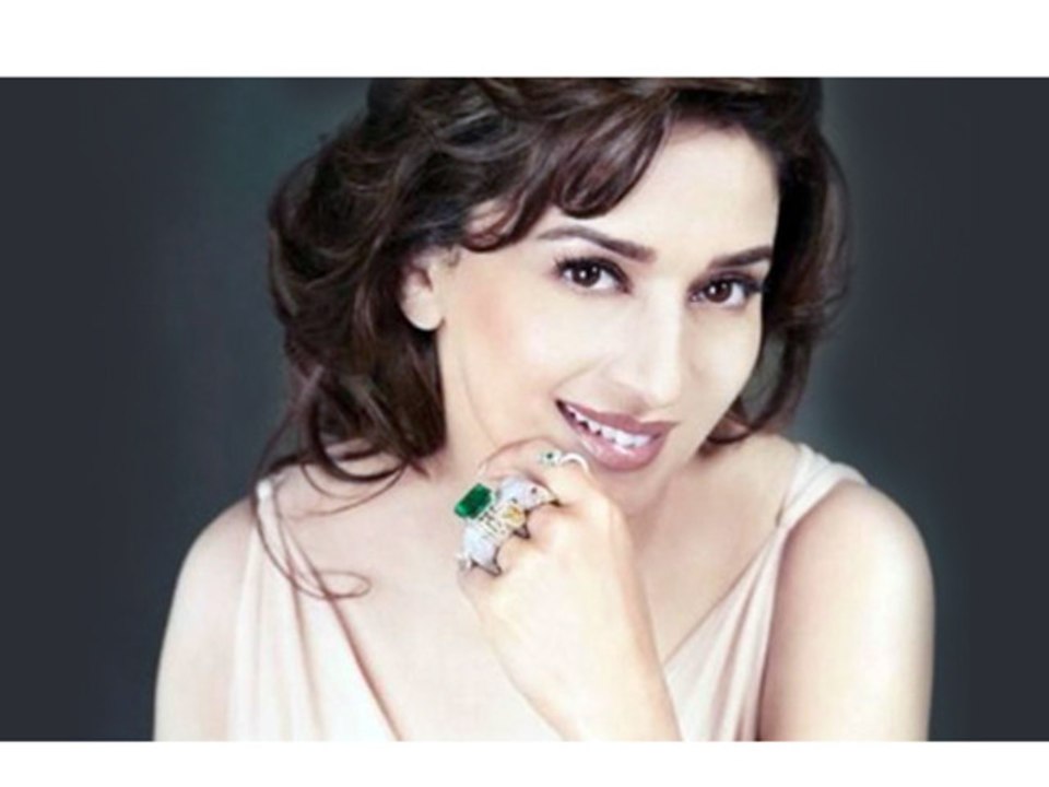 Madhuri Dixit Will Do Intimate Scenes In Dedh Ishqiya? - Bollywood Babes