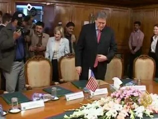 باكستان توقف خطوط إمداد القوات الدولية بأفغانستان