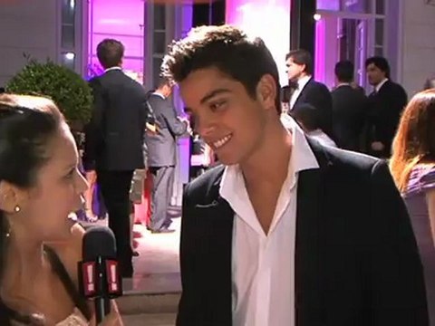 Solteiro, Rodrigo Simas dá dicas do que fazer no Dia dos Namorados