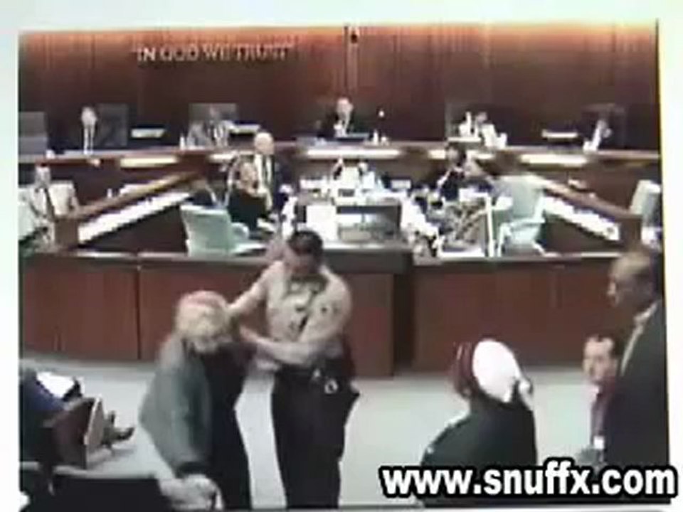 Une dame de la LICRA donne un cours de victime (Parodie)