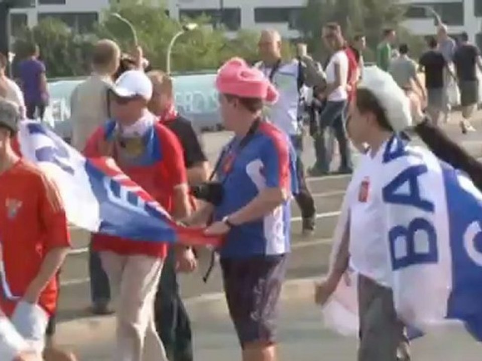 Russia fans march on Warsaw