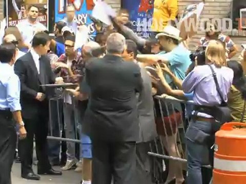 Mark Wahlberg thrills fans at The Late Show! Hollywood.TV