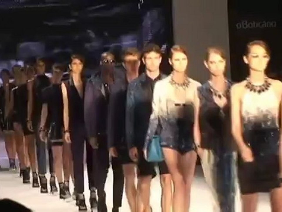 Moda entre tiburones, en la Semana de la Moda de Sao Paulo