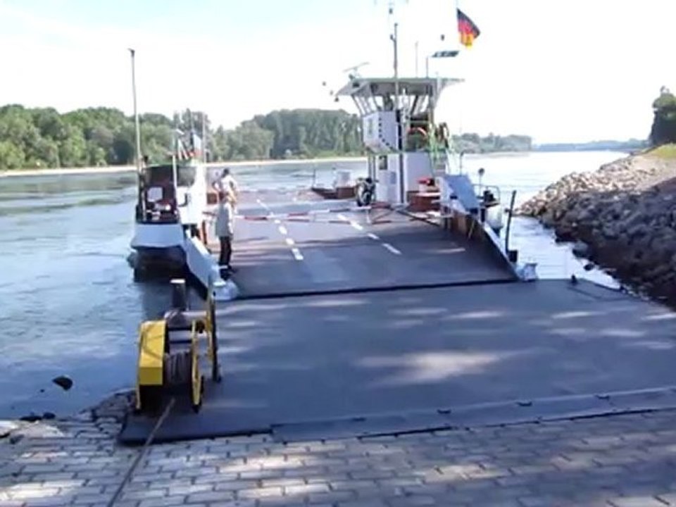 A1 Lesetext Rheinfähre dockt an