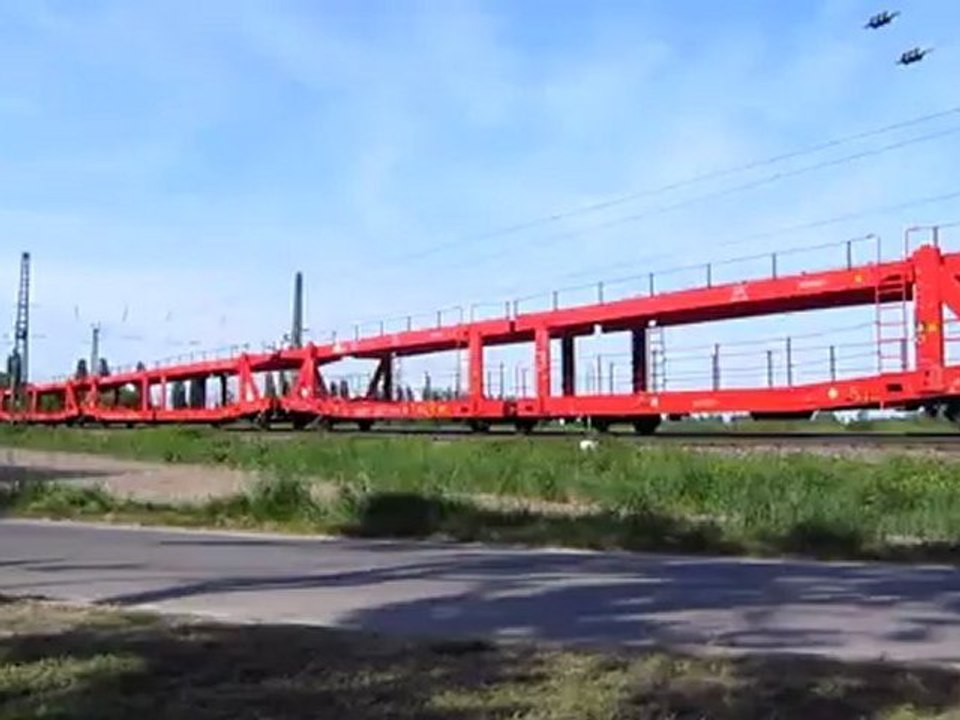 Stadtbahn u leerer autogüterzug hörtext