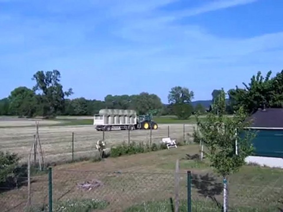 Traktor transportiert Heuballen Hörtext