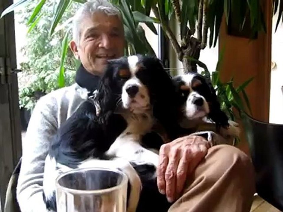 Ibrahim mit seinen beiden Hunden