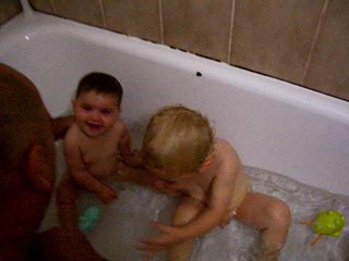 Bébés jouent dans le bain