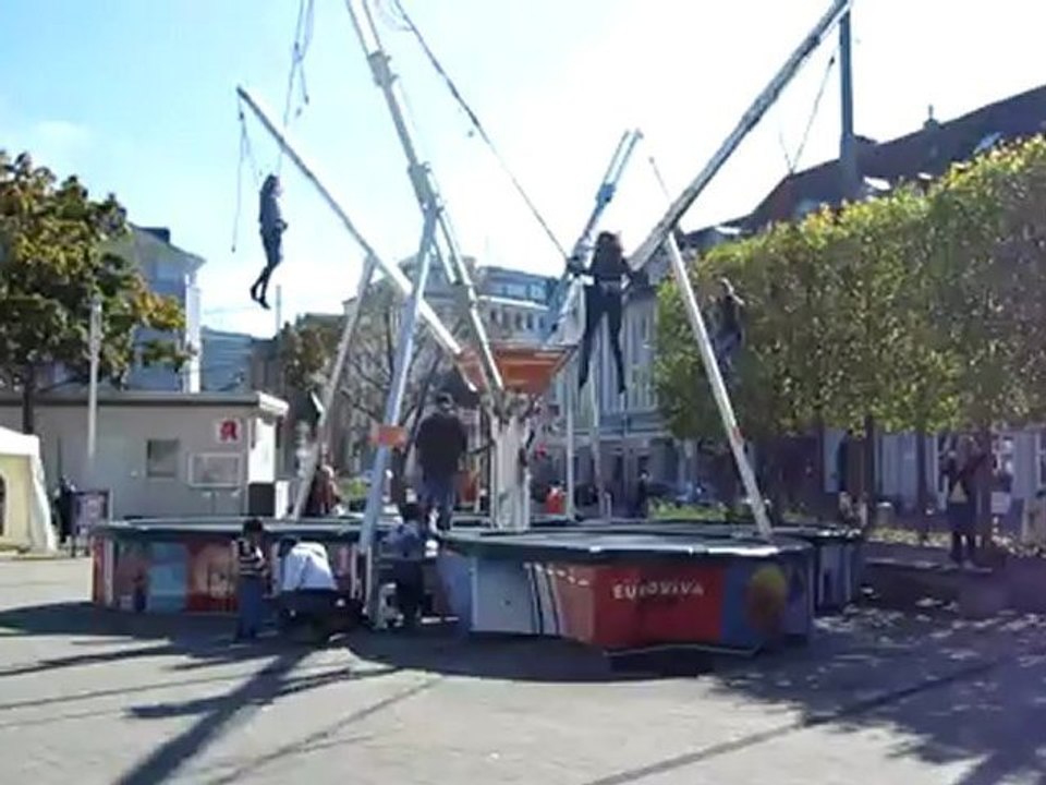 A1-2 Textproduktion Kinder beim Trampolinspringen am Stephansplatz