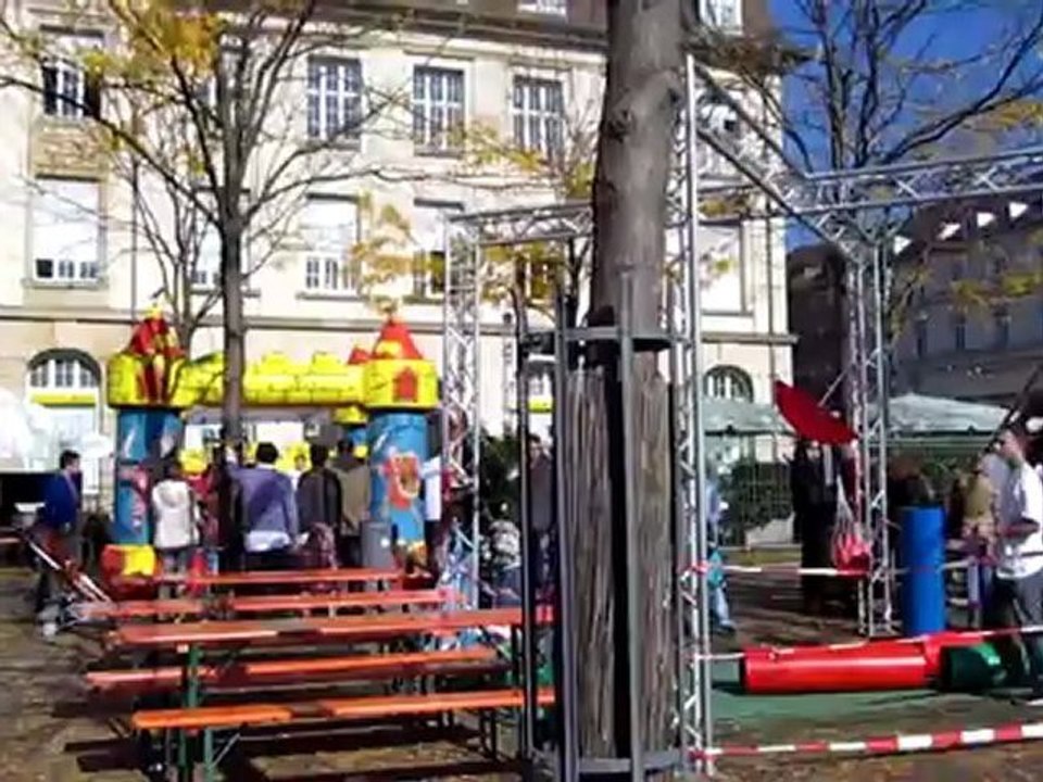 A1-2 Hör- und Lesetext Stadtfest KA 2010 Kinder am Klettergerüst