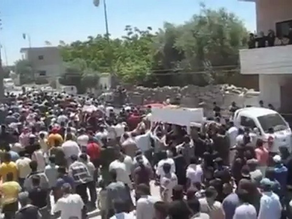 Syria's Homs shelled, UN convoy attacked