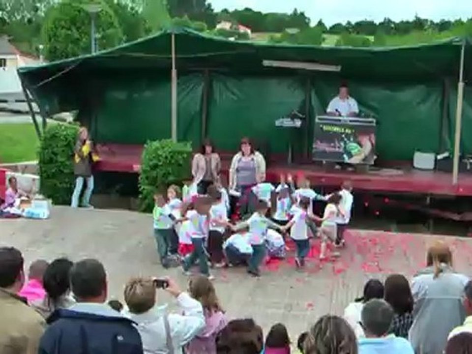 danse des petites et moyennes sections sur "colorez" samuel B