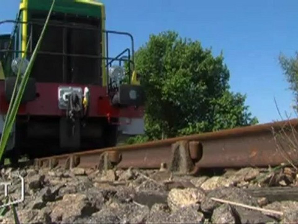 Des passionnés préparent le train à vapeur (Vendée)