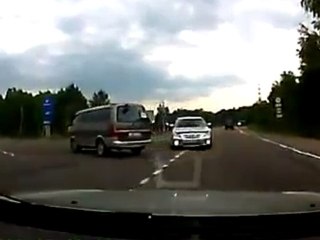Violent crash de face en voiture