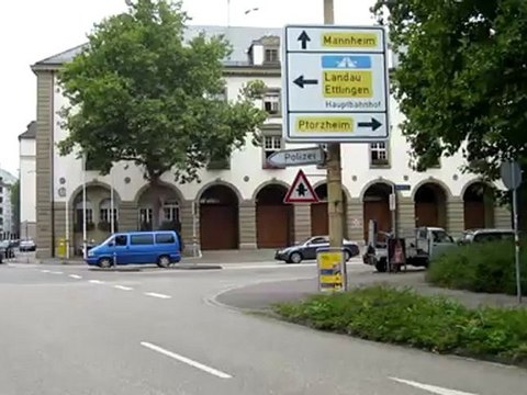 A1 Hörtext A1 Anzeigenschild Adverbien (lokal) links rechts geradeaus Teil 1