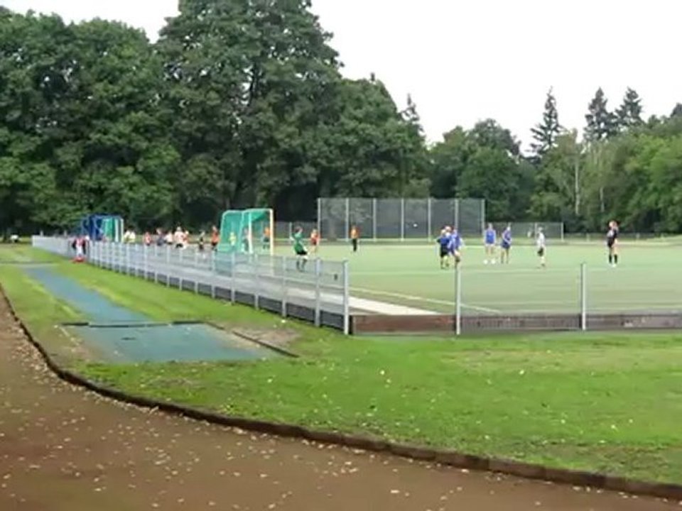 A1-2 hörtext sportplatz jung übt sich...