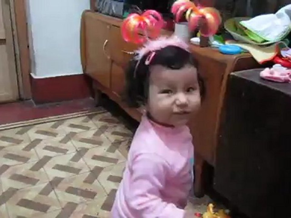 ESTE JUEGO SE LLAMA PASANDO LA MUÑECA.....BRAVO... DANAE
