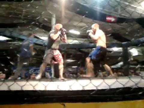 Un homme de coin mis K.O par l'arbitre