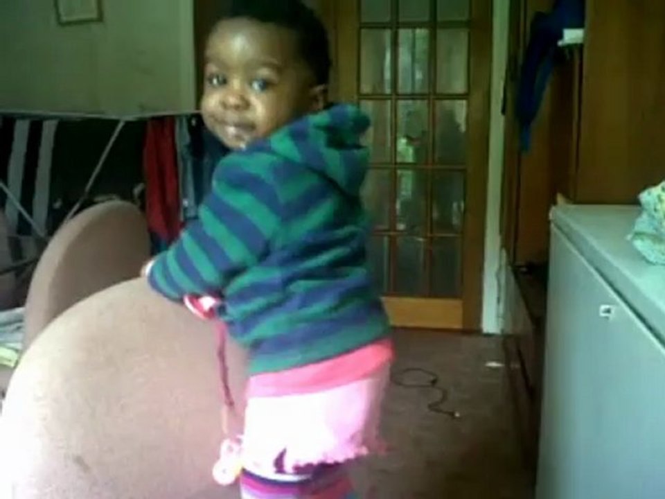 Nicki Minaj - Starships (baby dancing)