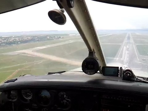 Atterrissage en PA28 à Marseille-Provence (LFML), piste 31R avec 15kts / 290°