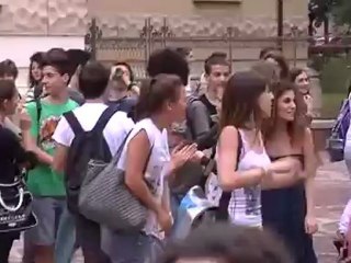 ultimo giorno di scuola studenti in acqua