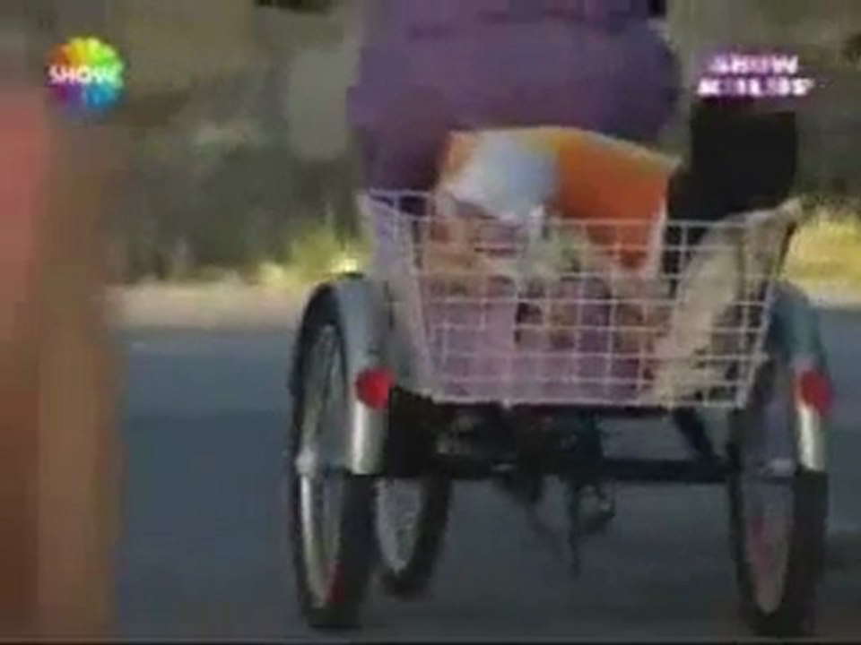 Tuba Büyüküstün Bebekleriyle Bodrum Sokaklarında