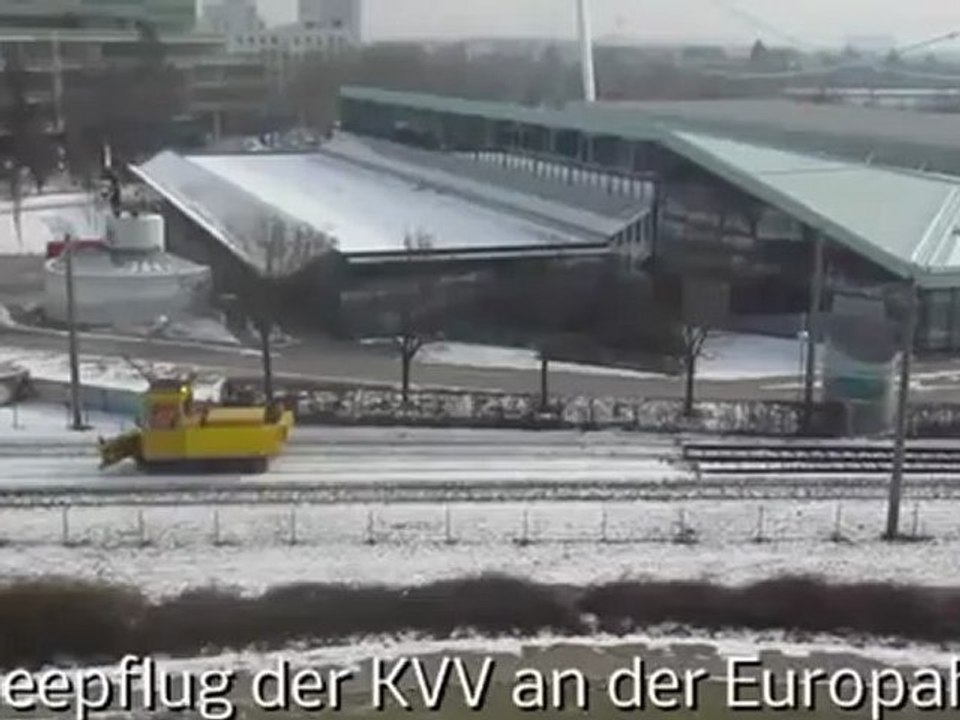A2-B2 Textproduktion Schneepflug der KVV an der Haltestelle