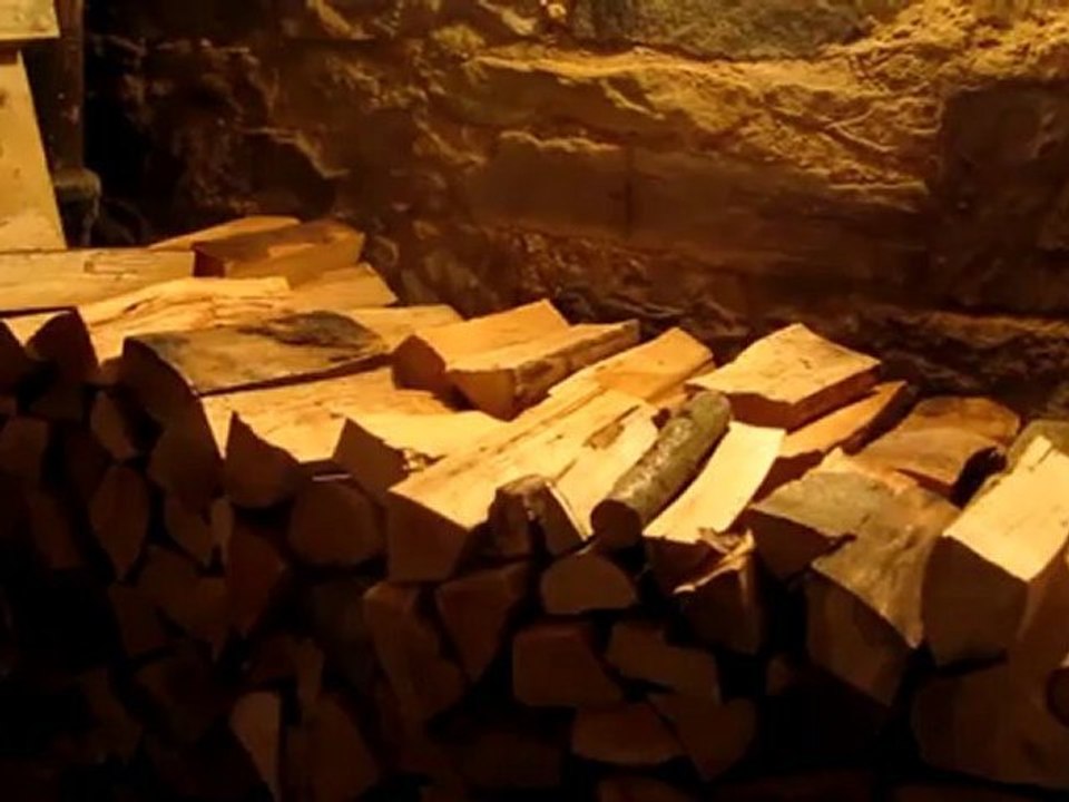 A2-B2 Hörtext Brennholz für Ofen im Keller aufgeschichtet