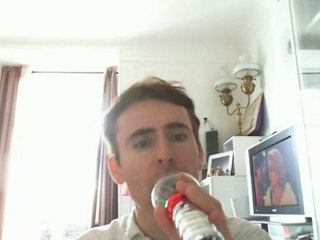 Wiwi égratigne "Julie la petite olive" des Wriggles