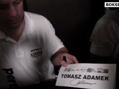 Tomasz Adamek i Eddie Chambers składają autografy na konkurs dla czytelników Bokser.org