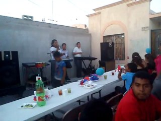 maury sanchez cantando en el cumple años de Alan mejia.