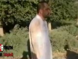 خطير - مشهد مباشر لإعدام ميداني لـ مواطني سوري من قبل مايسمى بالجيش الحر رشقاً بالرصاص حتى تفجير رأسه