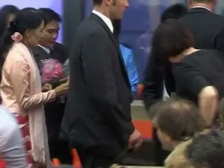 Aung San Suu Kyi falls ill during newser