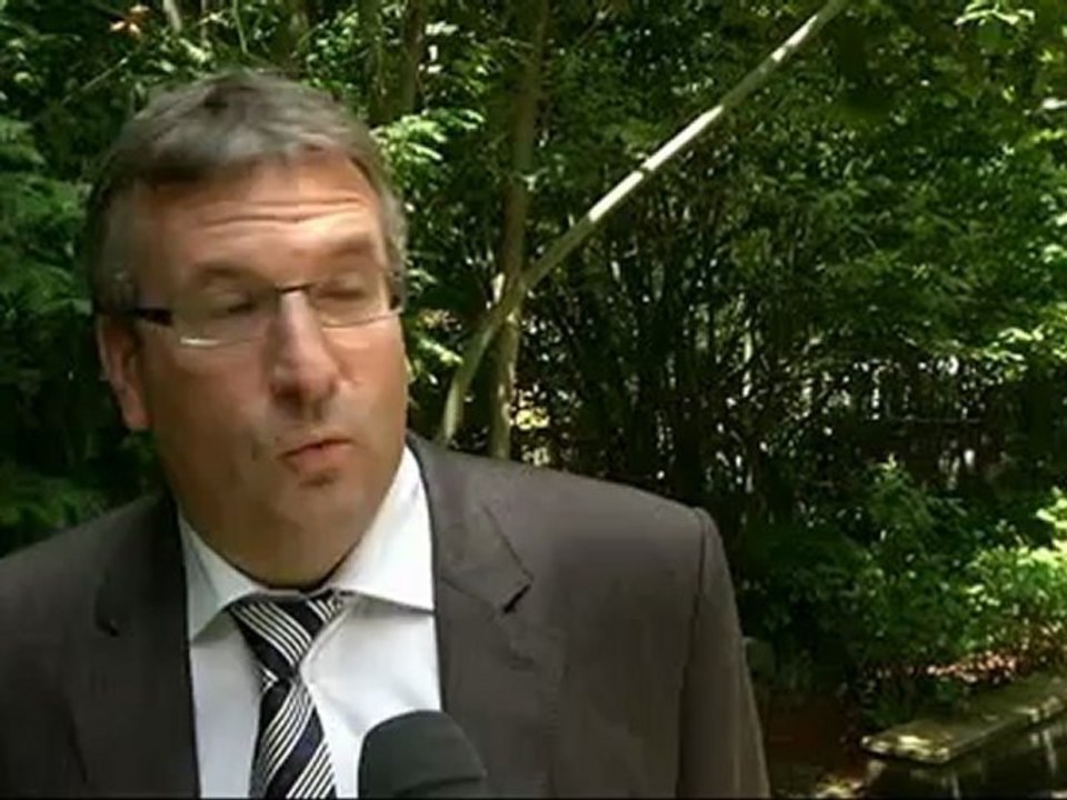 Elections Communales 2012 Pierre-Yves Jeholet pointe les querelles au sein du cdH.mov