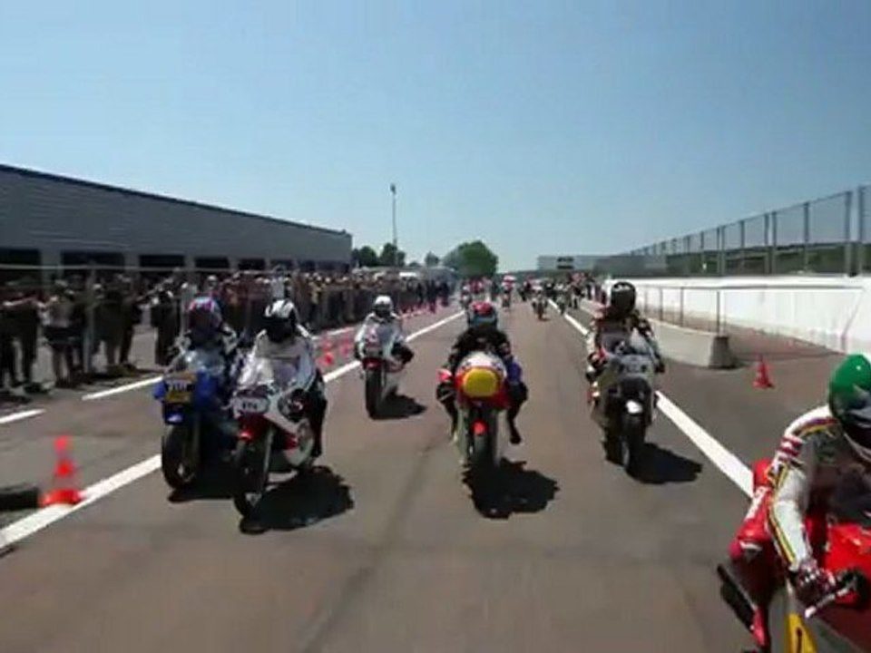 Coupes Moto Légende 2012 - Les 13 champions du monde entrent en piste 1/2