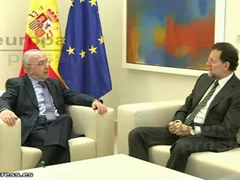Rajoy y Almunia hablan de la crisis en Moncloa