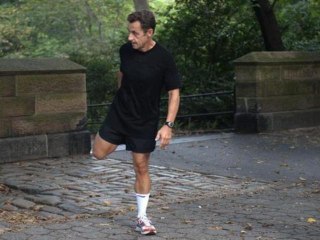 ZAPPING ACTU DU 15/06/2012 - Nicolas Sarkozy : Congratulé par des collégiens pendant son jogging au Parc Monceau !