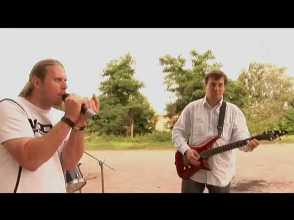 Main Rouge : Cours au Soleil