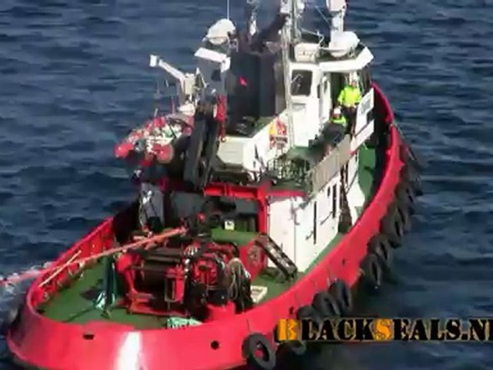 MS ALBATROS Schlepper unterstützt beim Ablegen