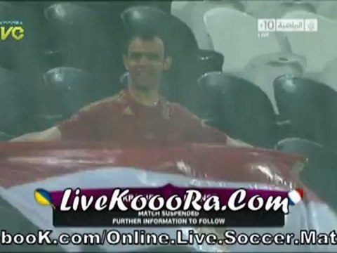مشجع يرفع علم مصر فى مباراه فرنسا واكروانيا وسط المطر