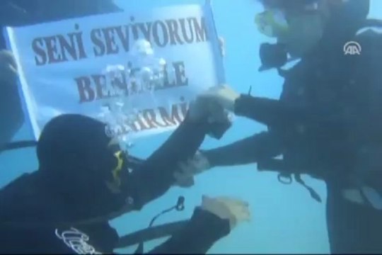 Su altında evlilik teklifi