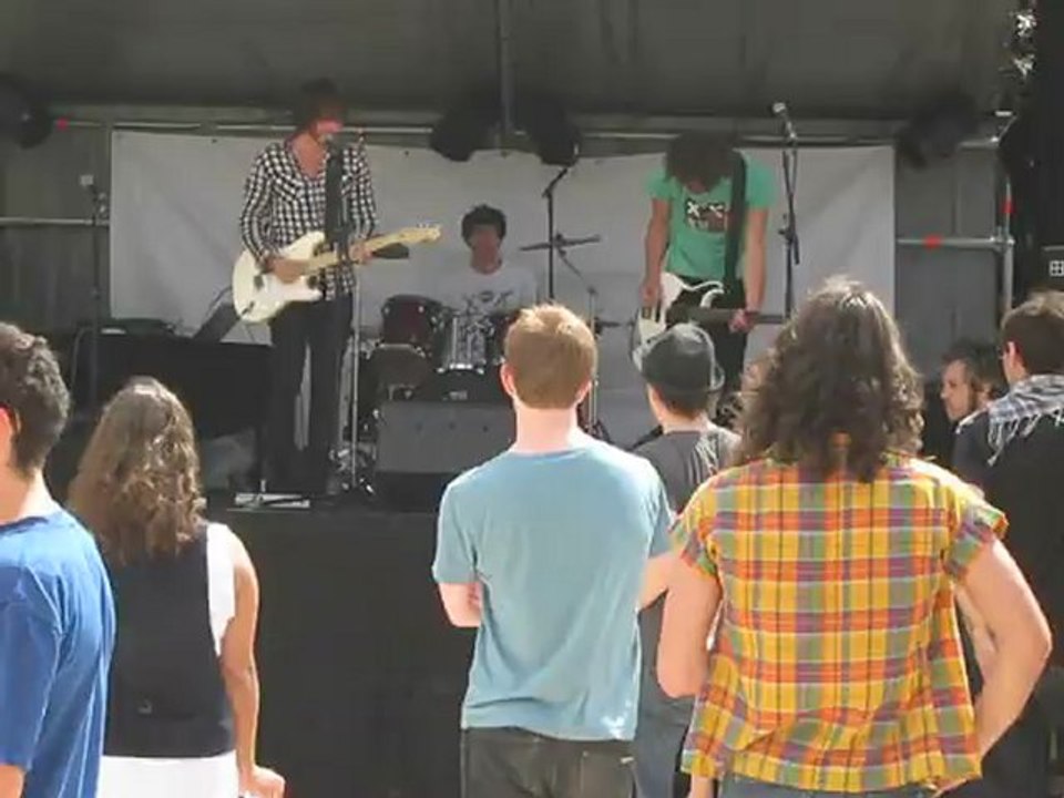 I Love My Neighbours - Bang Bang (My Baby Shot Me Down) (reprise de Cher) (live sur la Plage de Glazart')